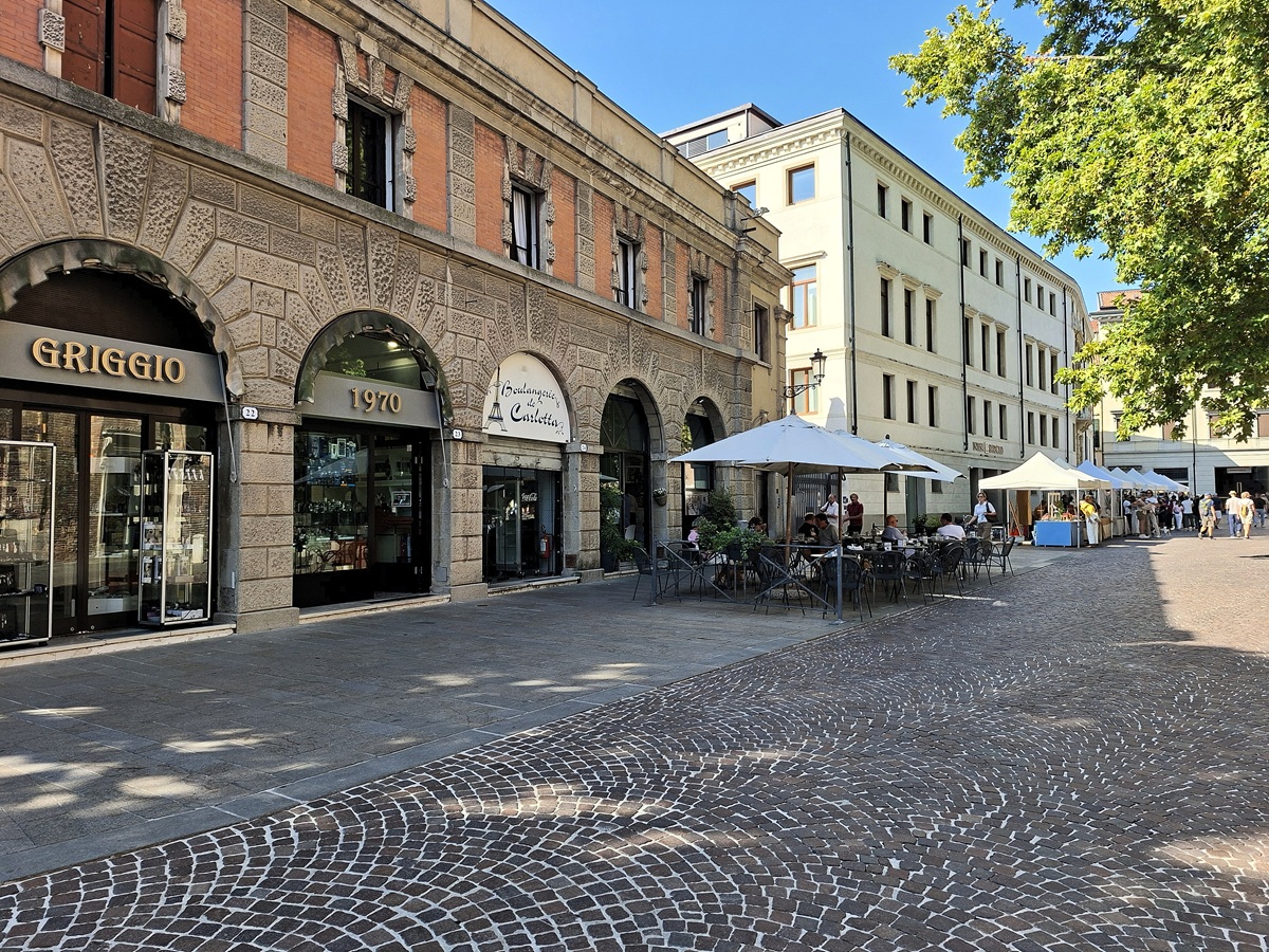 Oggi Domenica 20 settembre 2026 IL negozio è aperto Vieni a trovarci, MERCATINO in Piazza degli Eremitani, 23 Padova