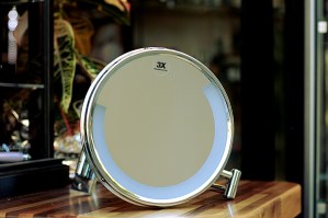 GRIGGIO 1970 - Specchio ad  illuminazione a LED a tre ingrandimenti con braccio mobile