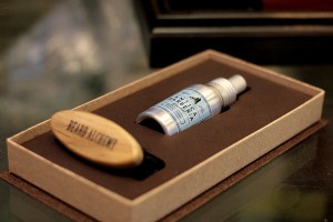 BEARD ALCHEMY - Box con beard tonic di  Antica Barberia al Talco e Travel Brush