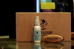 BEARD ALCHEMY - Box con beard tonic di  Antica Barberia al Talco e Travel Brush