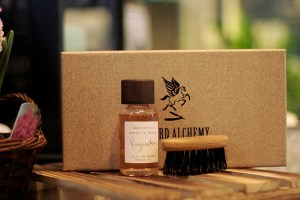 BEARD ALCHEMY - Box con Olio da barba Rugiada & Travel Brush 